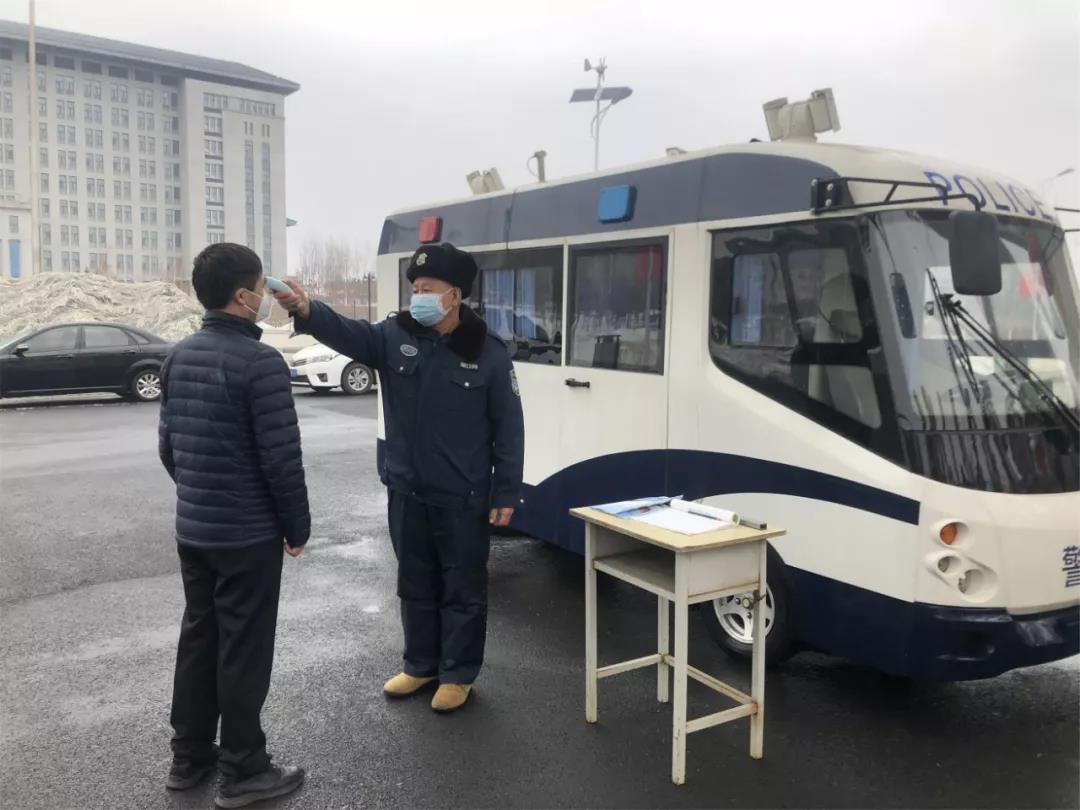 对入校人员认真测温,一丝不苟